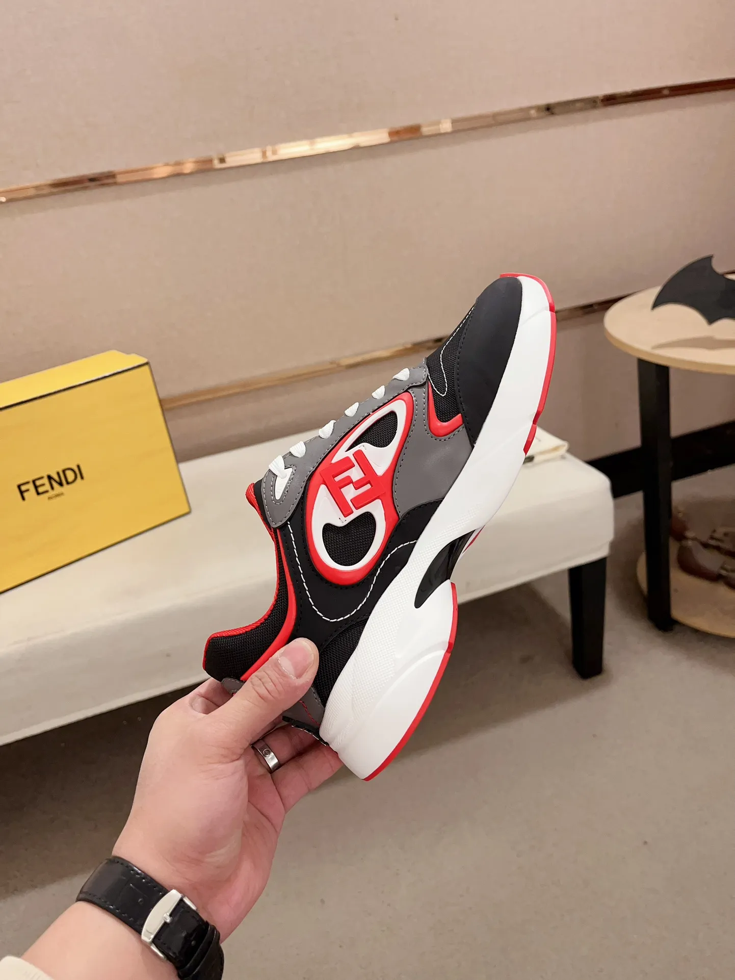 Men's shoes💰: 760💰(Higher version) [Fendi] Fendi's latest casual shoes for men! Available at counters simultaneously! A one-to-one replica of the original. Made entirely of imported top-grain calfskin, the interior is made of top-grain water-dyed cowhide, and the original factory-supplied rubber outsole. Leading new fashion concepts. Matching code: 39-44. 38.45 can be customized and cannot be returned or exchanged!